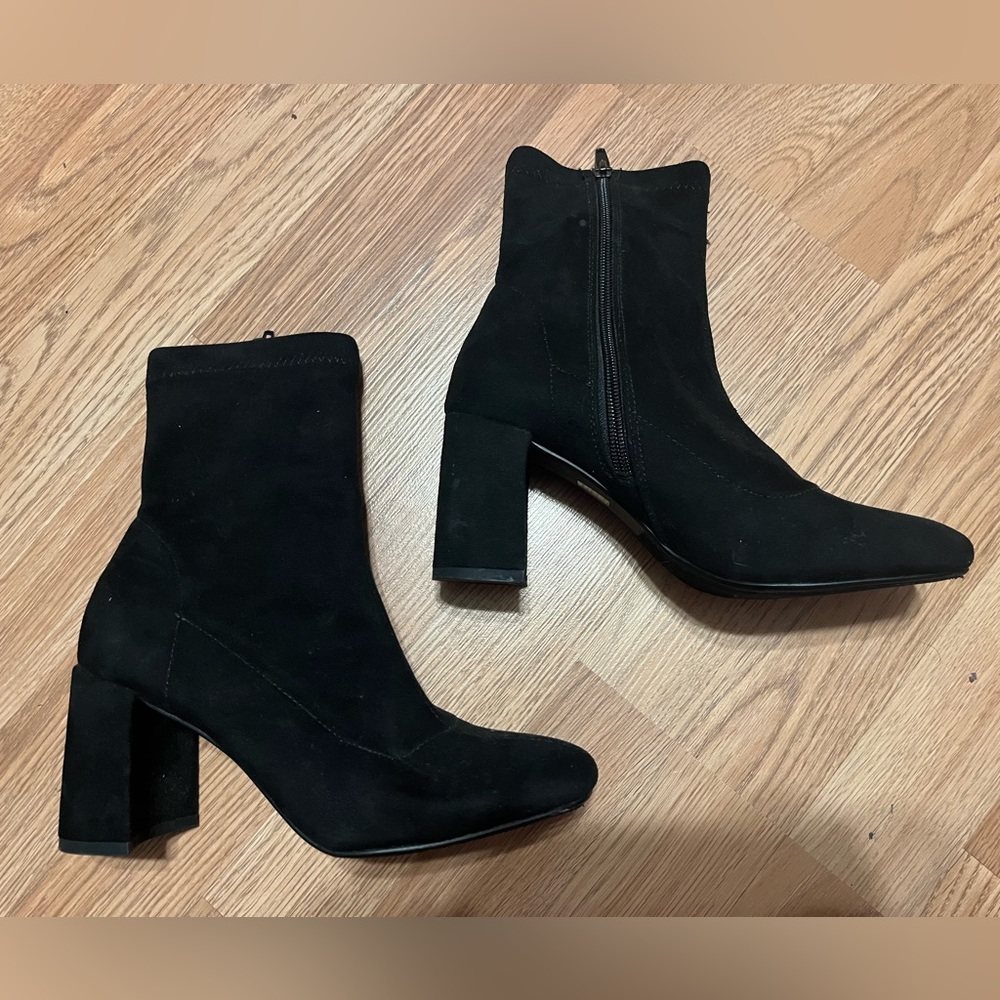 Black ankle heeled booties ✨